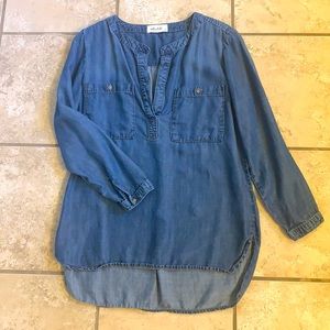 EUC V-Neck Chambray top by Bella Dahl. Size M